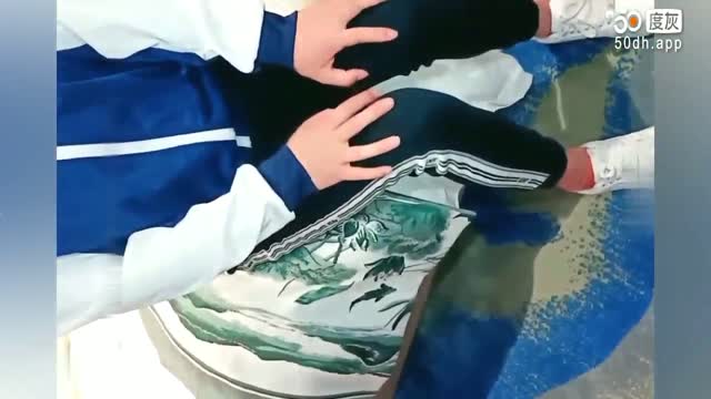 ⑴【真实破处】还穿着校服00˙后妹子要买手机代价就是破她的处女膜疼哭了一片红还内射！