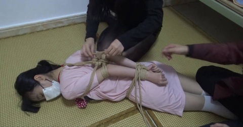【新月原创】微剧情 雌雄大盗入室  强行˙捆绑睡衣白丝女孩