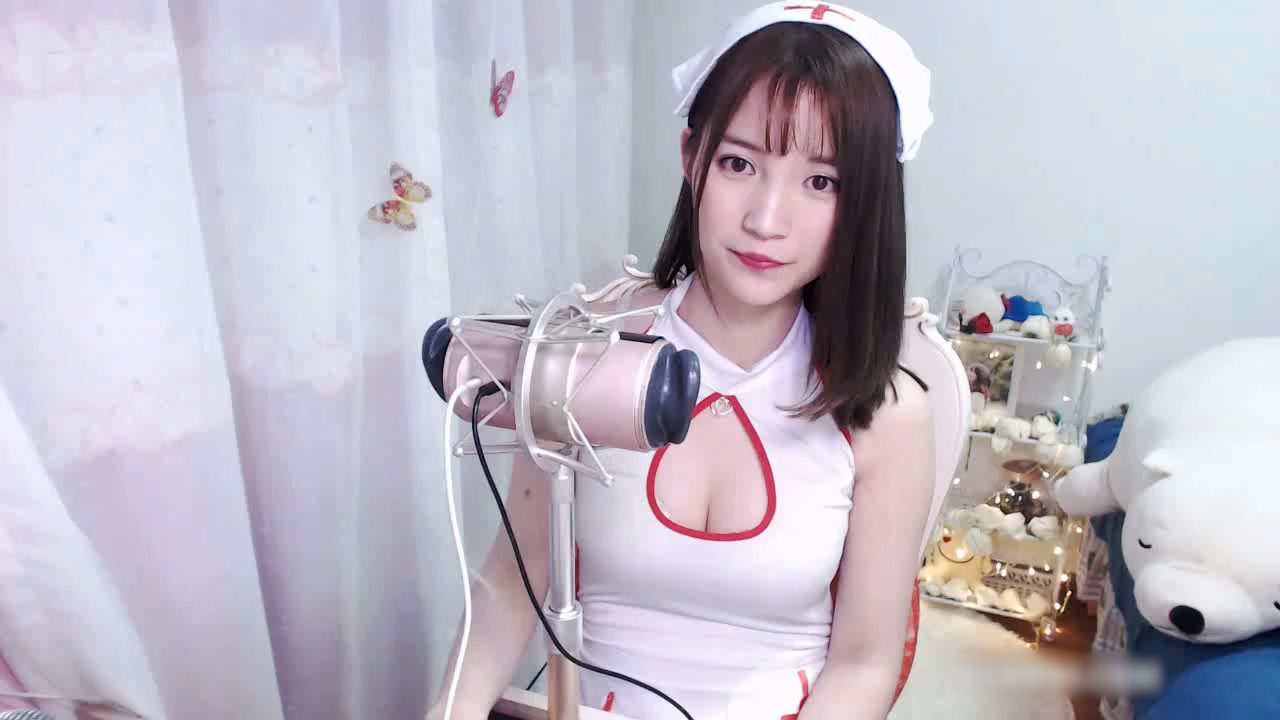 开胸护士装制服，娇喘诱惑=舔耳