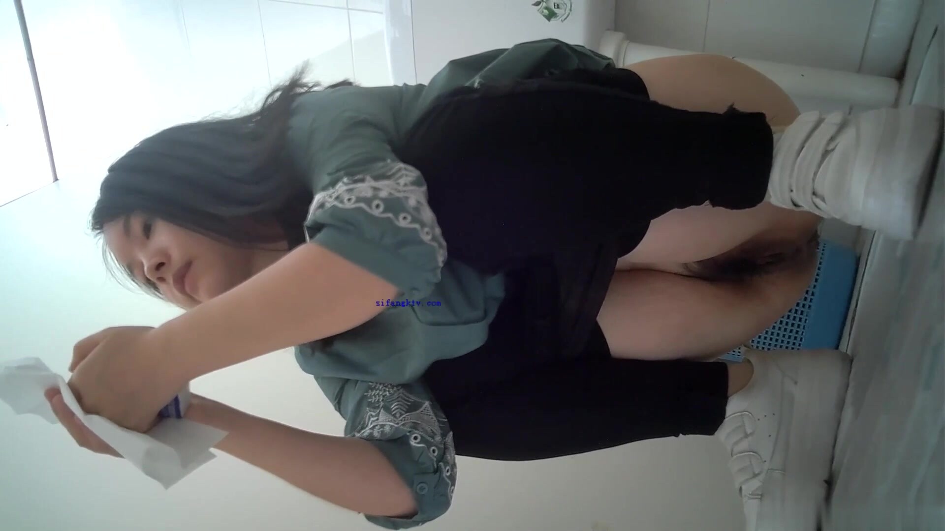 科技楼蹲守 连拍了两个妹子 饱满鲜嫩的肥鲍 通过逼缝看到粉红的肉核