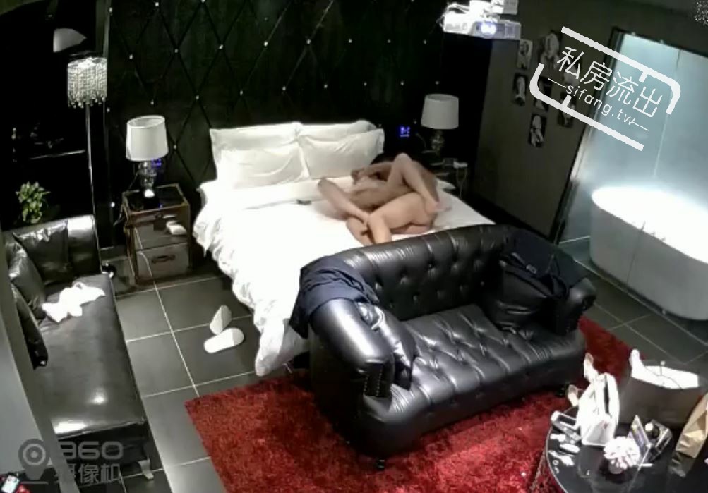 监控偷拍 主题酒店豪华套房360摄像头偷拍家境不错的大学生带女同学开房