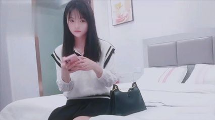 酒店约炮 样子有点冷的护校学生兼职妹一边手机放着AV一边操她        探花