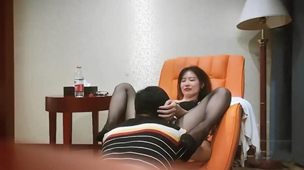 公司黑丝前台小少妇，酒店私会        探花